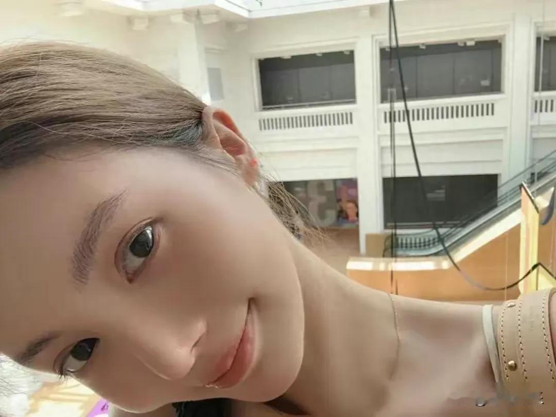 金晨终于变回原来的模样了！她应该是把鼻子的假体取了出来，马上就美的冒泡。天生丽质