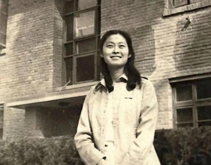 作为新闻类节目的主持人，敬一丹大姐无疑是央视曾经的“一姐”，她身上的几个“第一”