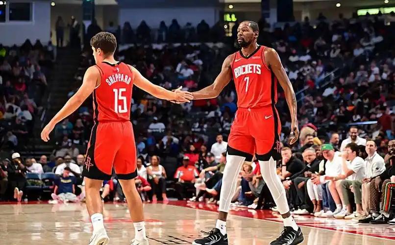 火箭这赛季挺难，主力控卫范弗里特受伤后，球队组织进攻没了主心骨。

后来弄来了杜