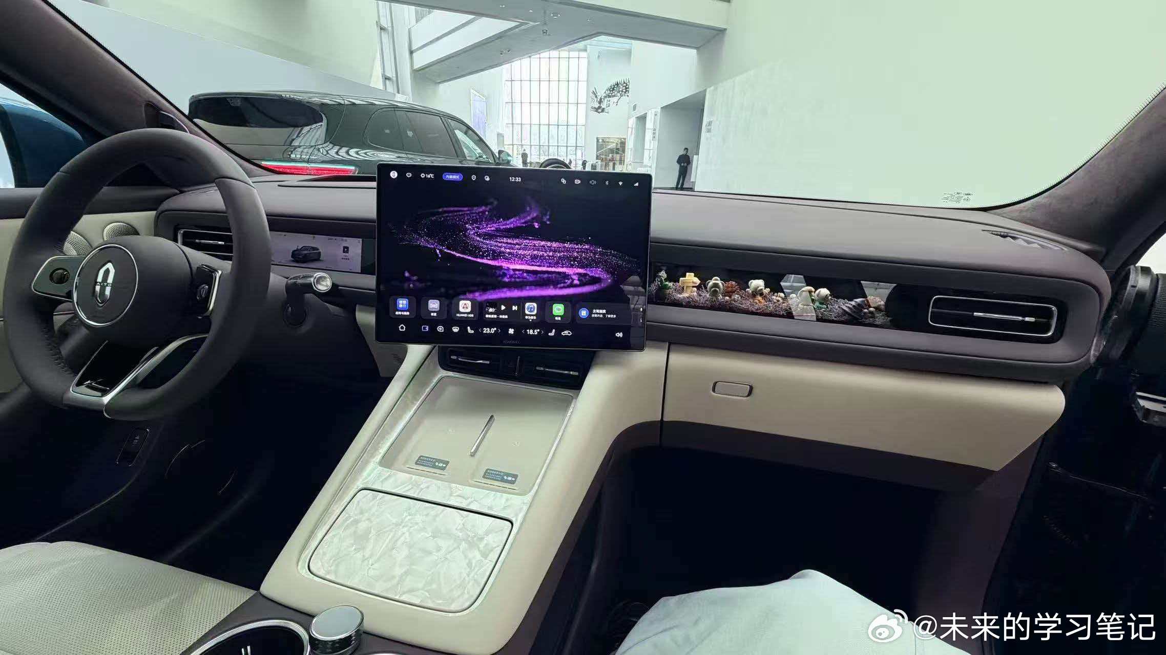 昨天很多人都发过实车内饰了，相比之前的方案，这次确实用了很多心思去考虑年轻人的需