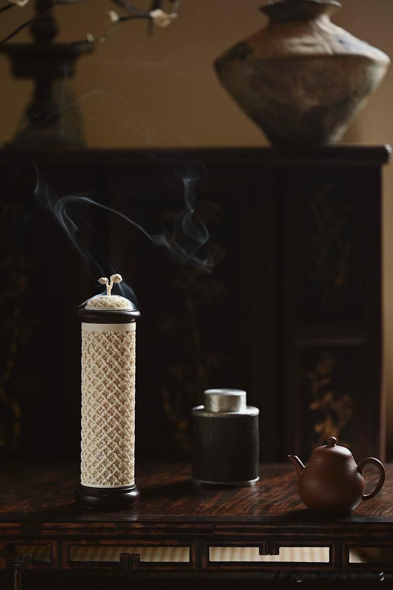 有些香炉，未点香时先看雕工，点起香后才真正有了意境。

猛犸、紫檀与鹿角相映成趣
