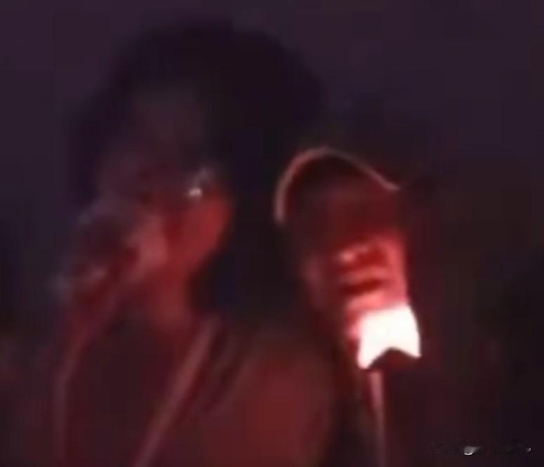 李维嘉追星成功王菲


李维嘉追星王菲实锤！昨晚那英演唱会，他竟与王菲共用麦克风