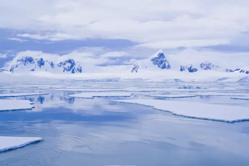 出上：一步登天摘北斗，
对下：半瓶热水化南极。