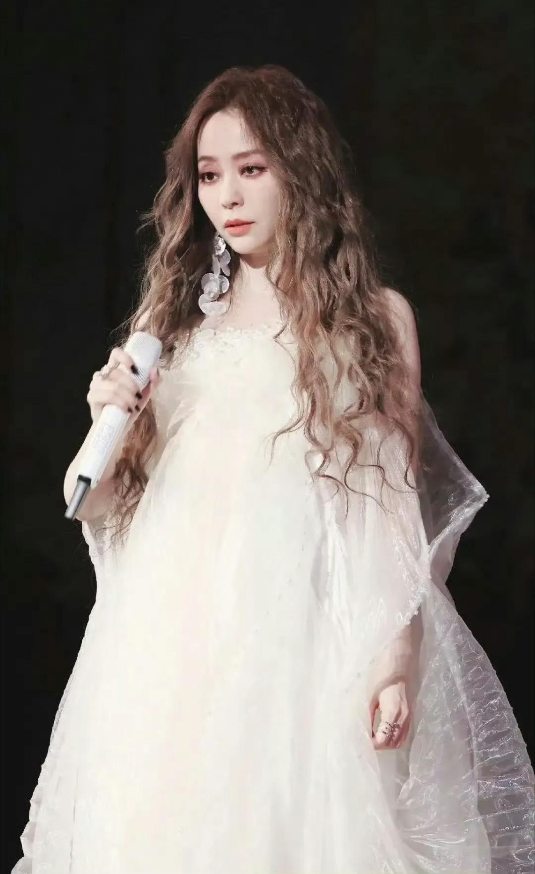 张靓颖回应do脸翻车不藏着掖着！张靓颖演唱会自曝假期“做脸”翻车，用“专辑也do