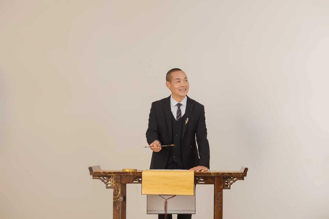 笔墨纸砚间，文采飞扬处；
诗书画印里，风骨自显时。