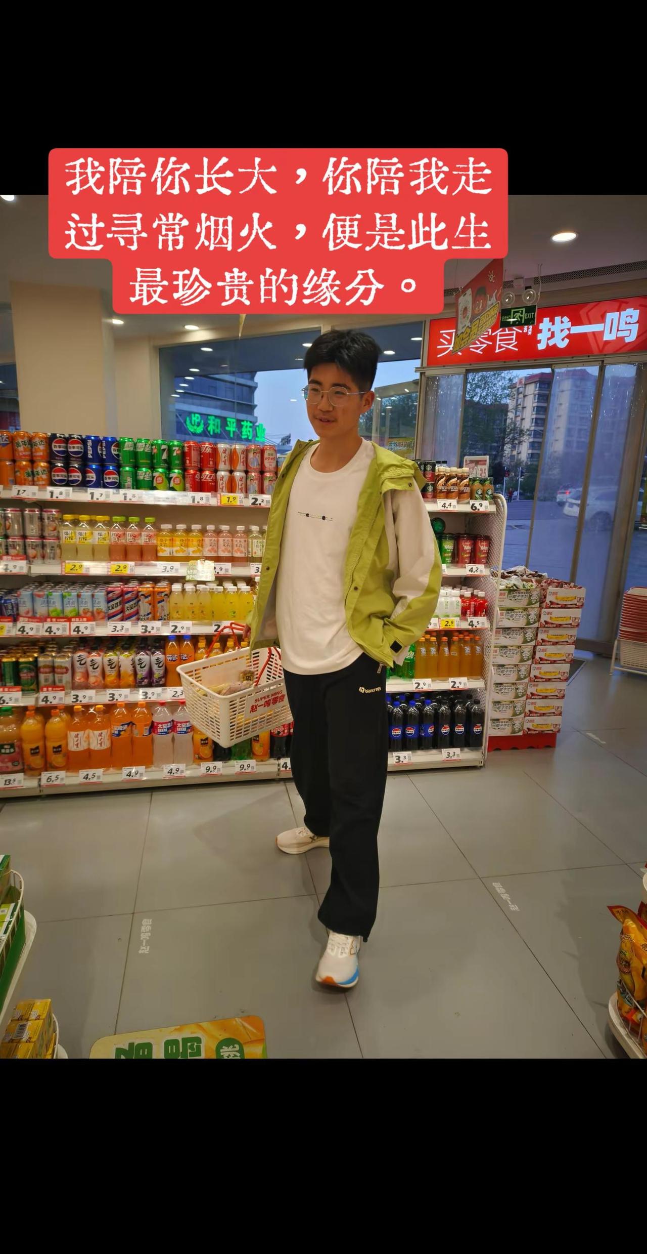 暮色如纱，笼住街巷。便利店的暖光透过玻璃，在地面晕开一方明亮，将外头的薄暮轻轻隔