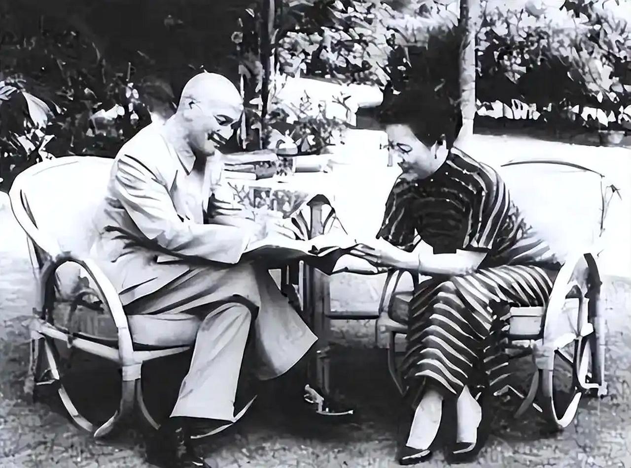 蒋介石去世后，她没有争权，却还是被请出局
1975年4月5日，台北士林官邸，蒋介