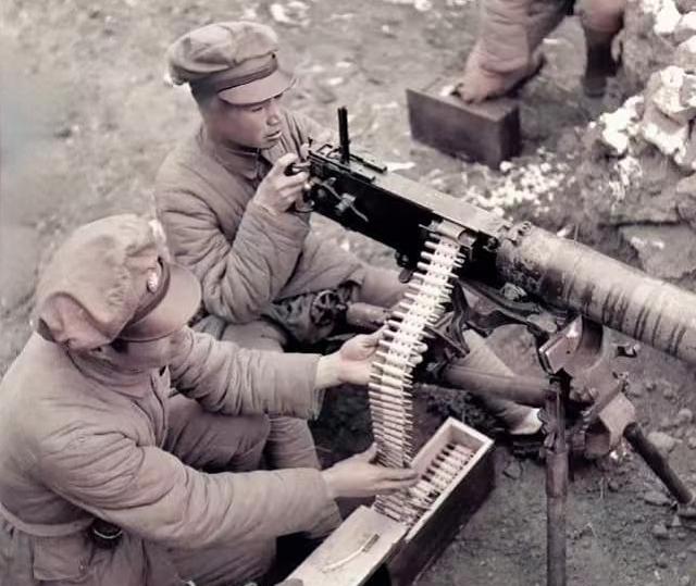 1945年，曾岳峰一头撞上了一百多个正在吃饭的日军。他身边只有一个副射手，两个人