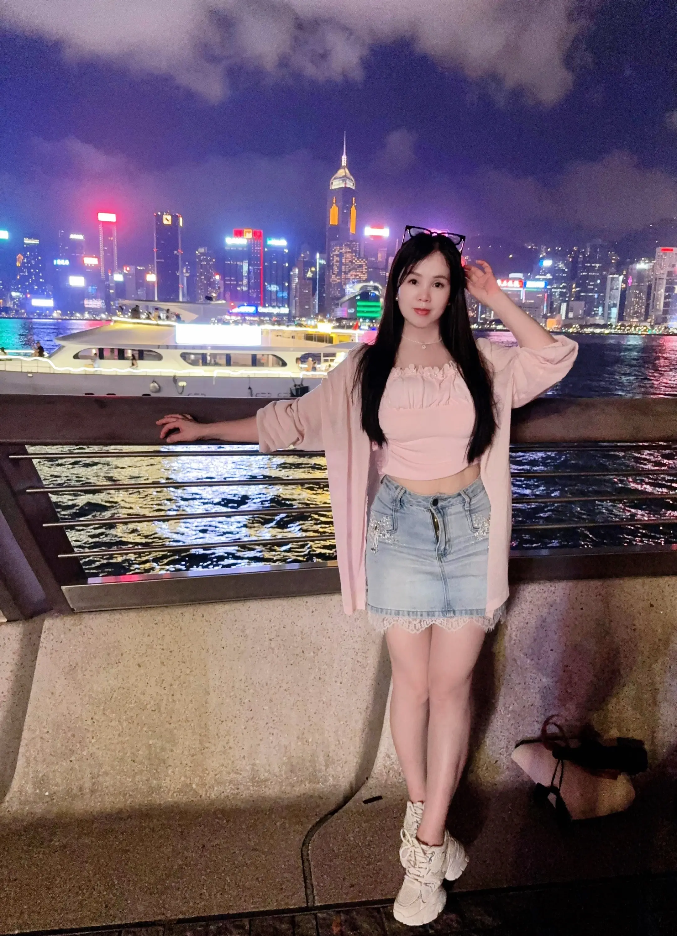 梦里的梦梦里的你，梦里的爱离我远去，梦里的人藏在心底，梦里梦外全都是你.