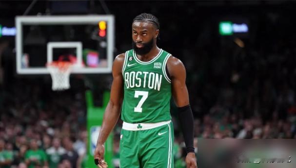 我劝你别再瞧不上杰伦·布朗了。当所有人都以为凯尔特人要摆烂时，他一个人把球队扛进