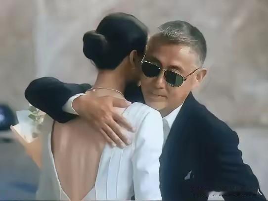 以前的女人保守，不敢太明显的表达爱意，现在思想解放了，本性暴露了。
男女皆好色，