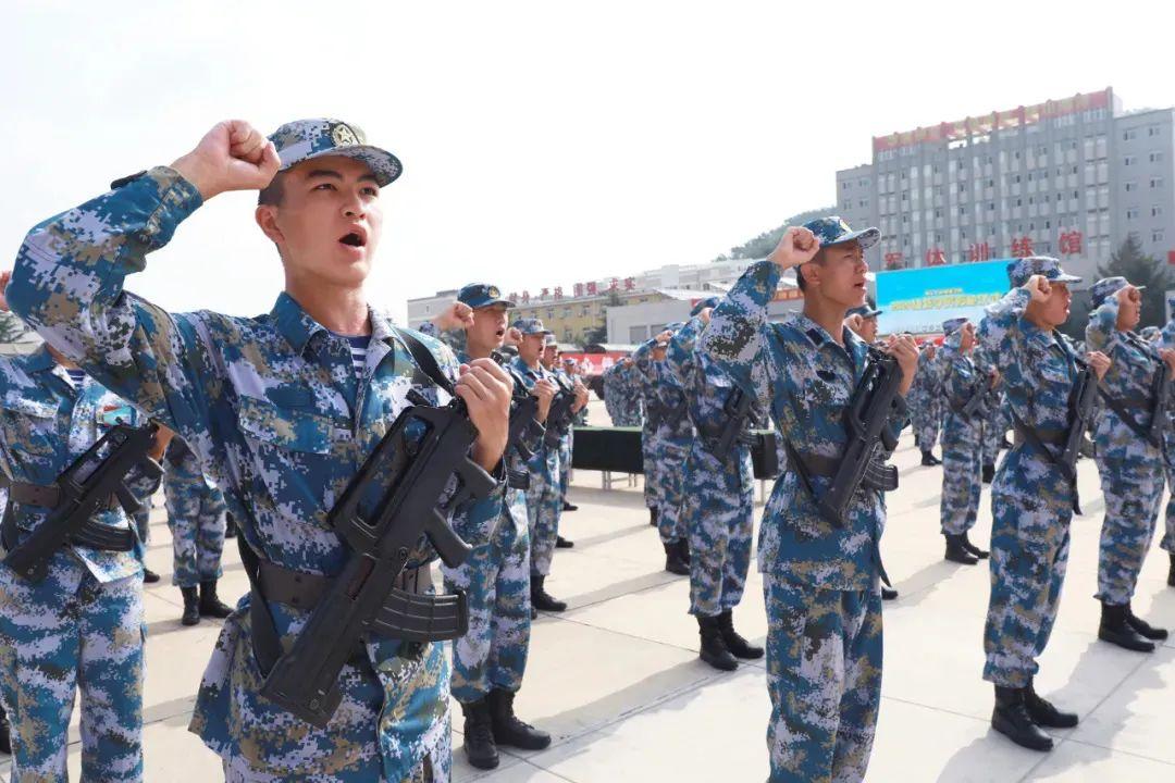 取得学籍的青年学生学员，从入学时间起计算军龄，学员证享有和其他军人证件（军官证、