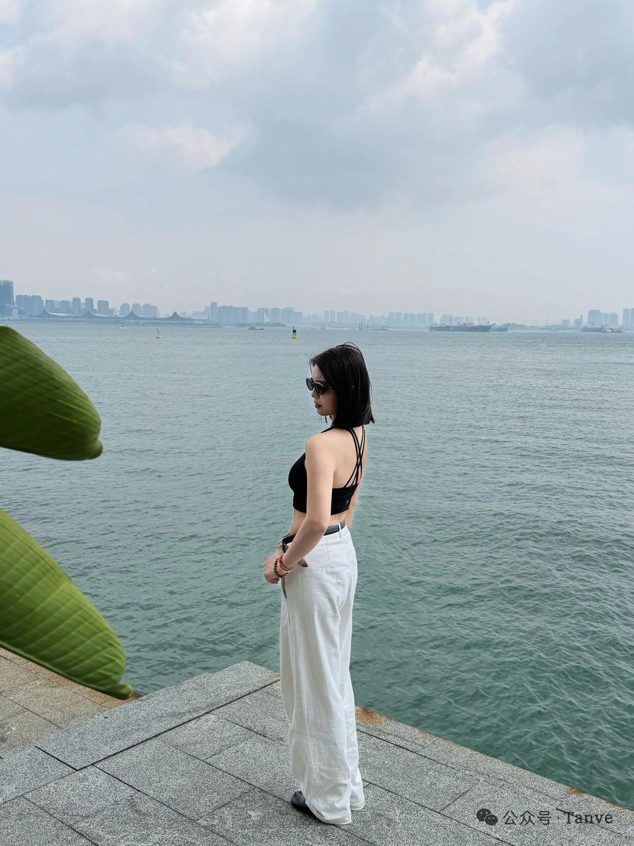 夏天真的来了 
小蛮腰露出来～
小背心小裙子穿起来～