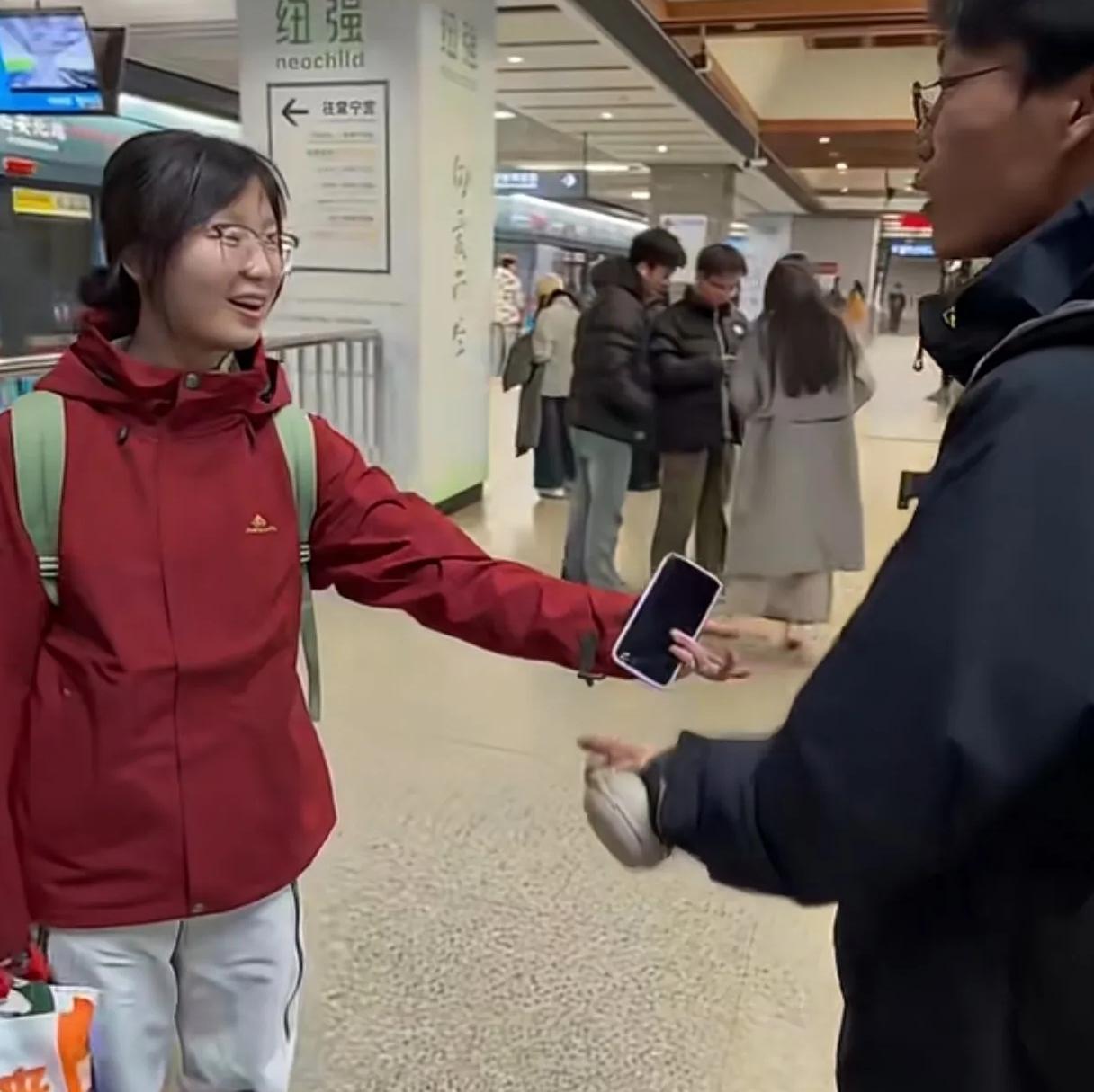 家人们，你能想象在地铁站里，突然有人喊你名字是啥感觉吗？有女生就遇到了这么一档子