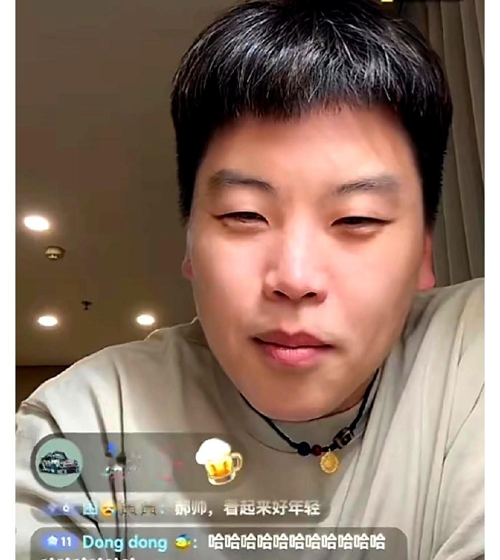 我当时愣了一下，杯子差点掉地。
他说句玩笑话——教练会掉头发那种，我笑了笑，可越