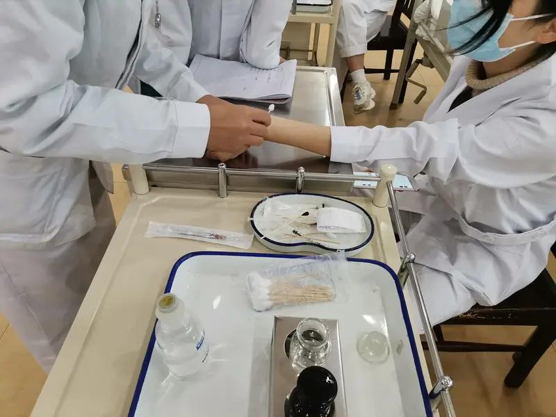 中医专业，大儿想转药学，家人很反对，怎么办

这孩子才上大一
开学大二
中医枯燥