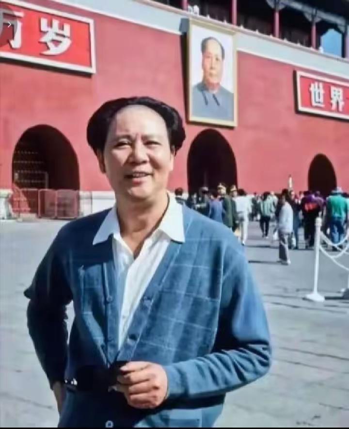 这张照片，拍下了一个让无数人恍惚的瞬间。古月站在天安门前，穿着那身人们再熟悉不过