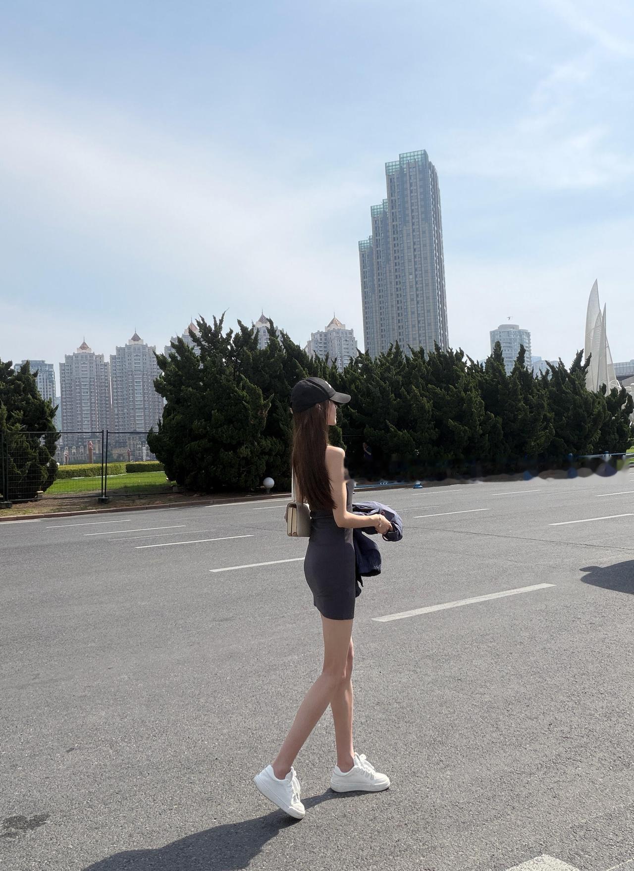 别羡慕，
突然变瘦的人，
人一旦心事重重，
就装不下任何东西了。

你只看见她瘦