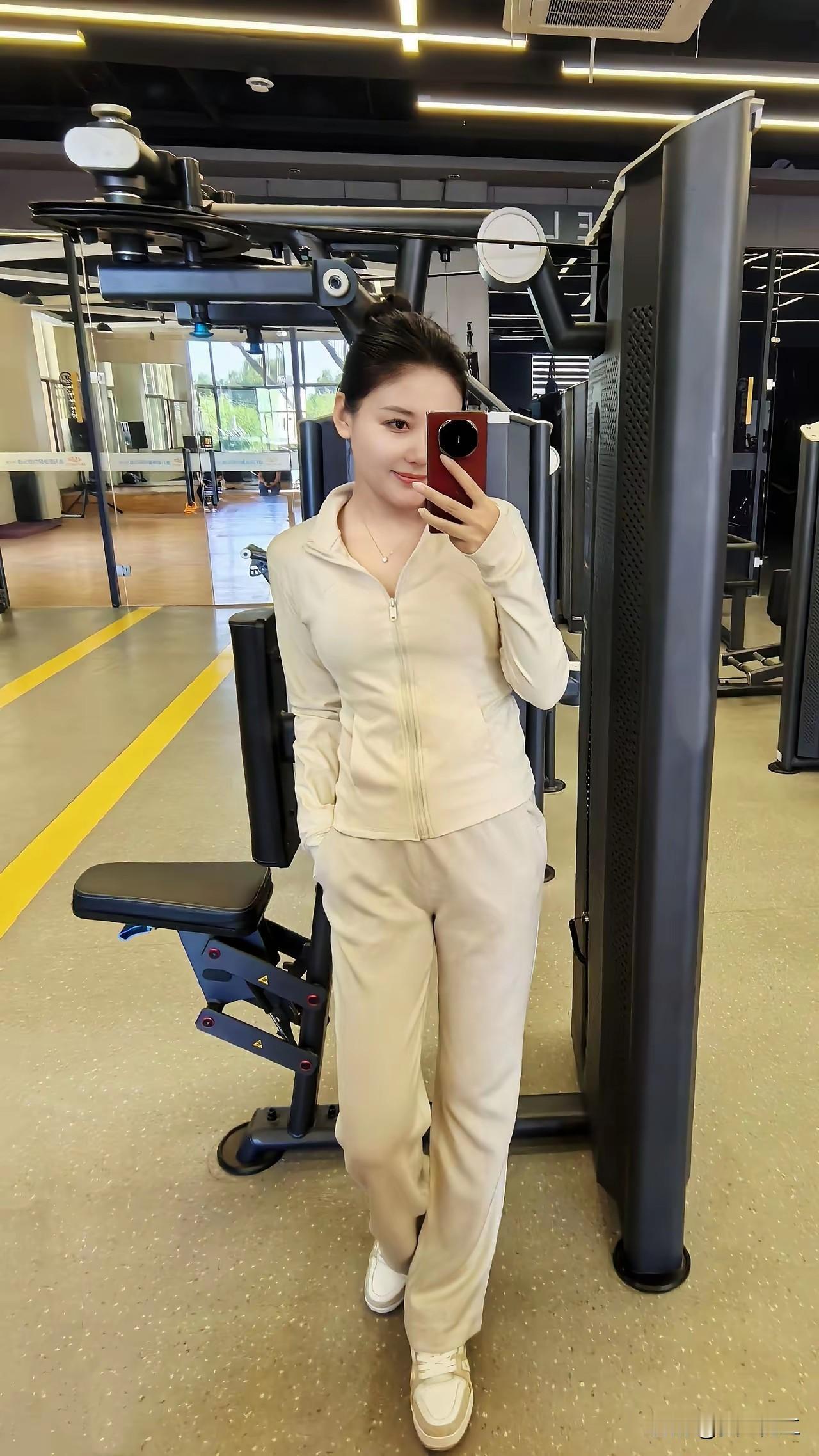 打卡健身房，元气满满的一天！💪🏋️‍♀️