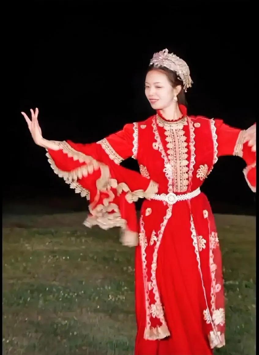 与辉同行新疆行，贝贝跳舞栩栩生辉，舞姿优美，充满自信，绽放着光茫，是什么原因让其