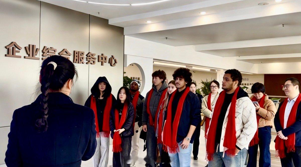 宁波江北暖心服务获国际友人称赞 1月15日，宁波江北区举办“马上幸福 一证畅行”