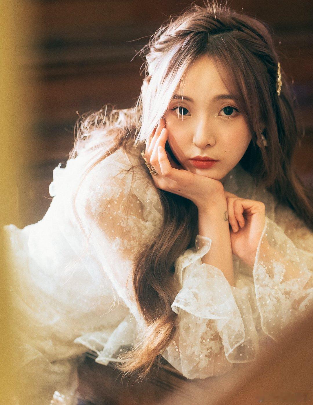 #硬糖少女303##郑乃馨# 今日份糖妹新鲜物料郑乃馨新照片一组最新时尚写真从曝