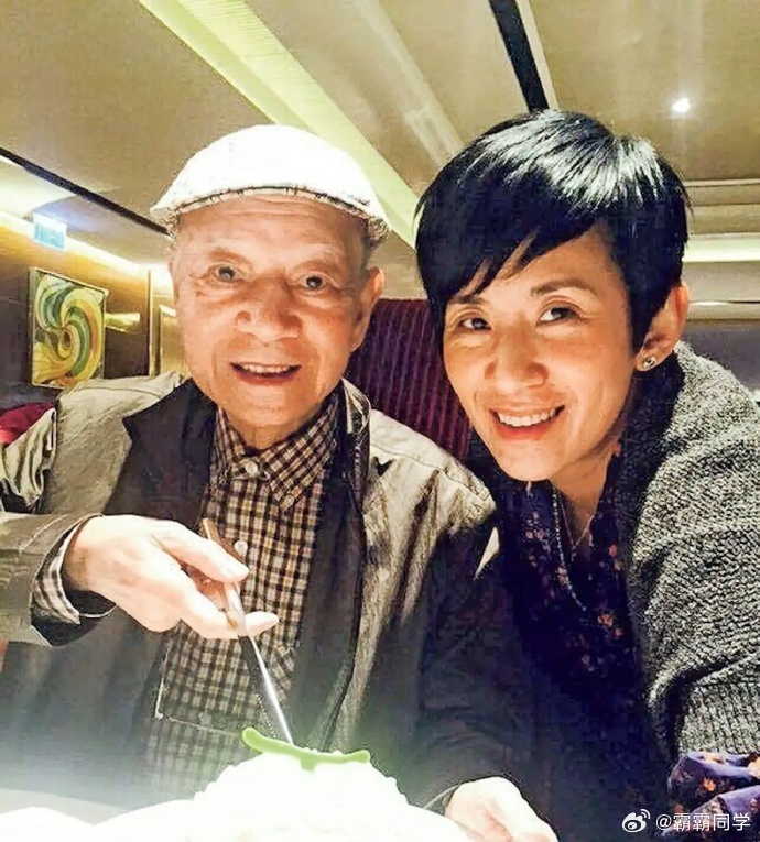 惊闻夏春秋是吴君如父亲，令人感慨万千。如今他离去，实在令人痛心，愿吴君如及家人节