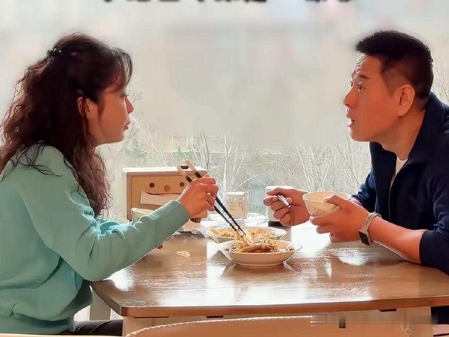 我挺爱看杨若兮的抖音，觉着她和导演连奕名真是一对特别有烟火气的演员。杨若兮都四十