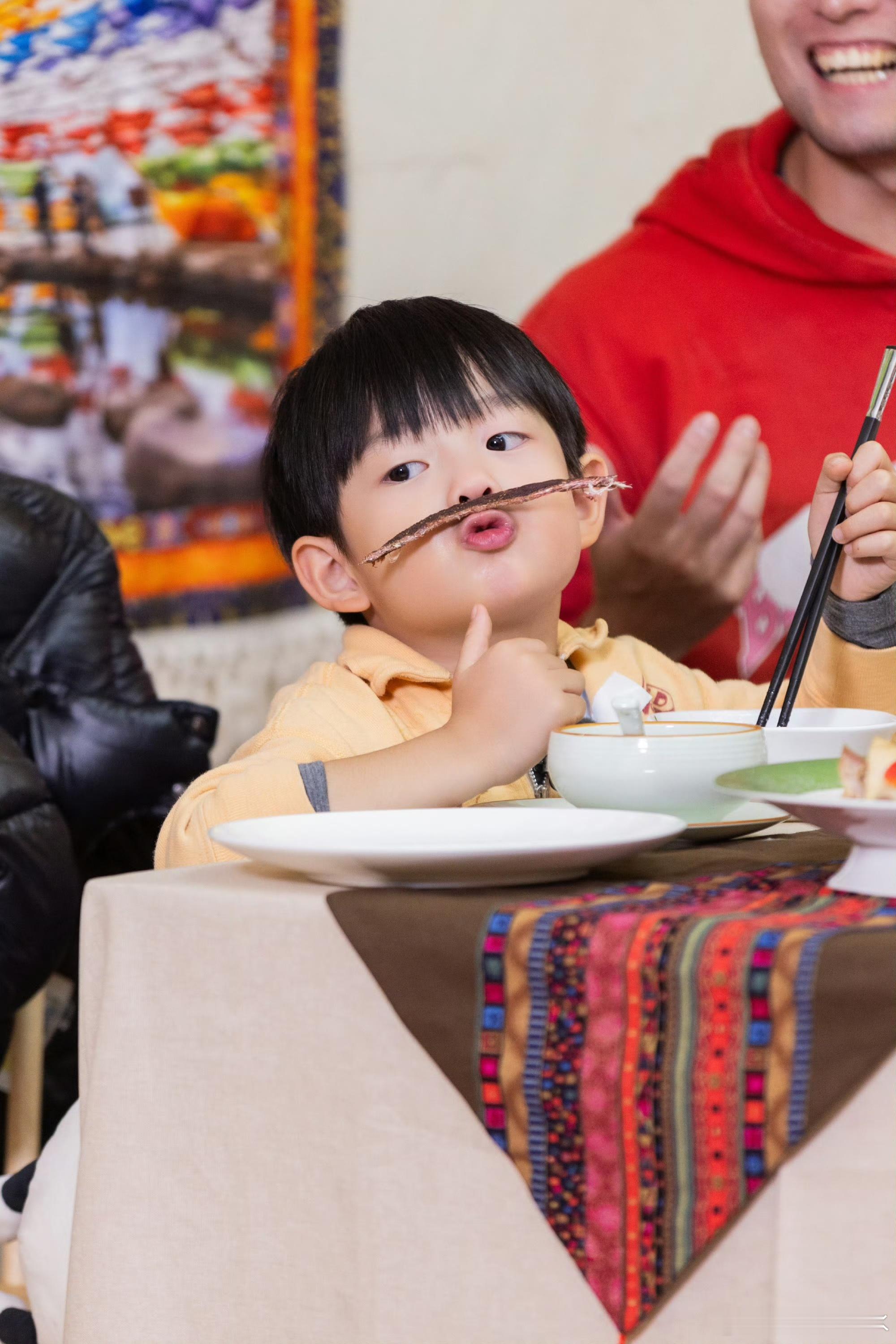 当家爸爸的聚会《爸爸当家》果然是有爱大家庭，全员给昌炯庆生，这份真诚情谊越看越暖