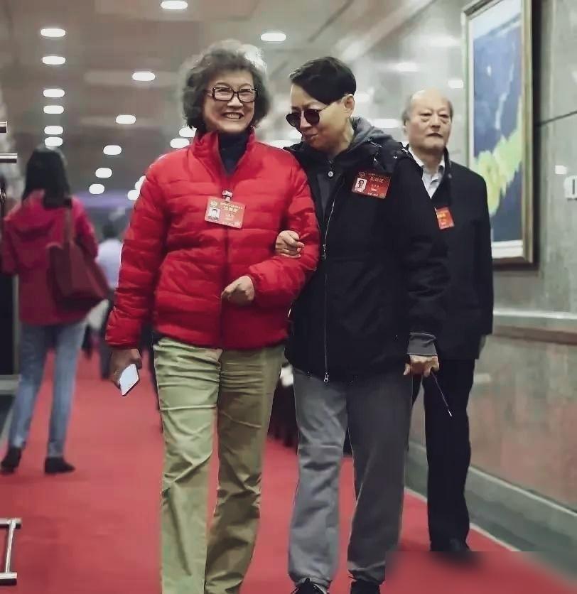 同样是姓宋的国宝级演员，一个退居综艺被骂上热搜，另一个却凭演技封神，凭什么？