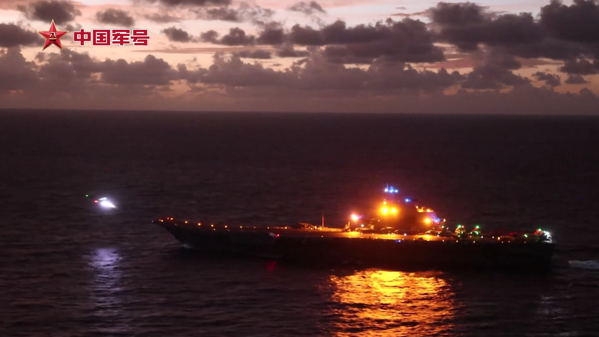 规模确实不小，“辽宁舰”夜间放飞歼-15舰载机、空中加油版的空警-500A预警机