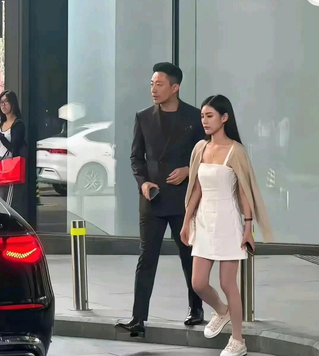 总觉得汪小菲和马筱梅一同逛街时，那份默契与般配感，远不如他和大S当初同框时来得自