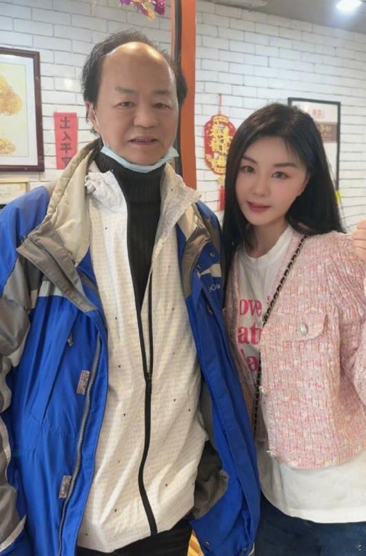 #网友香港偶遇狄龙被追着给红包# 龙哥超Nice！[心] ​​​