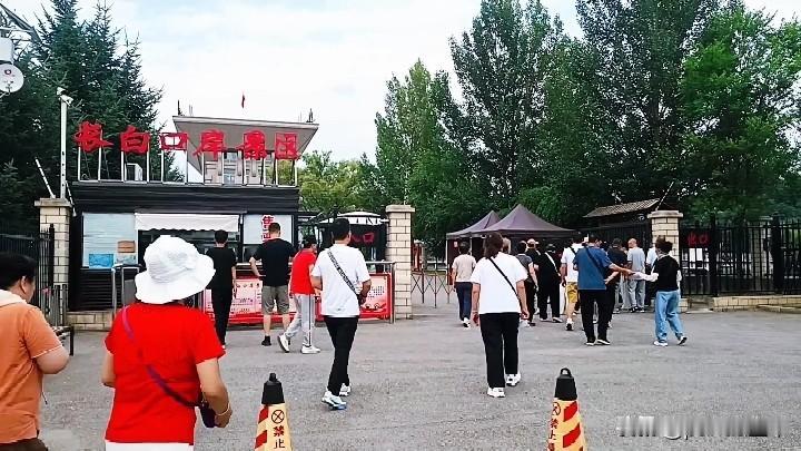 长白口岸
长白口岸位于吉林省白山市长白朝鲜族自治县长白镇，是国家一类陆路口岸。
