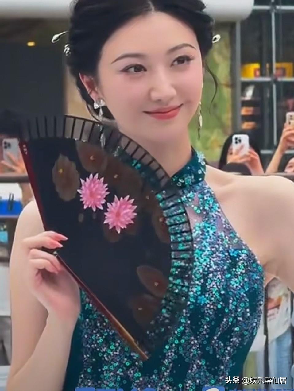 景甜这个女人恐怕这辈子嫁不出去了！
因为在她身上，我看不到任何缺点，
一身深绿色