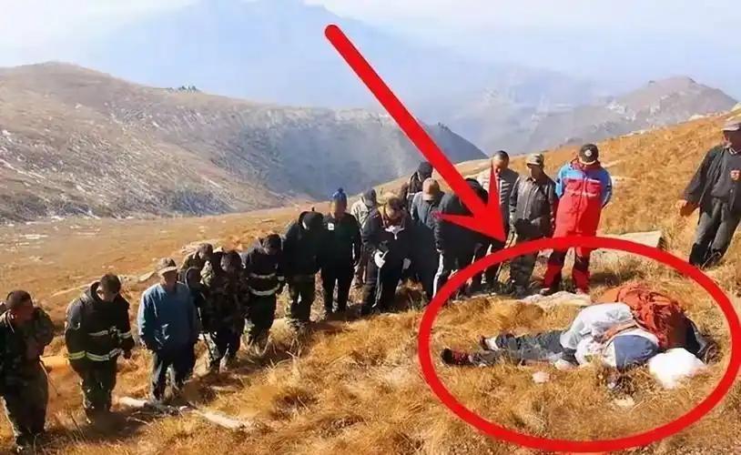 2月22日，一女生在西藏库拉岗日徒步时失联，引发关注。因突降大雪，她在撤离时走散