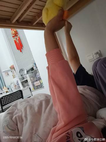 人类迷惑行为<br />和我姐一起躺着，两个人都非常默契的把手举起来了...