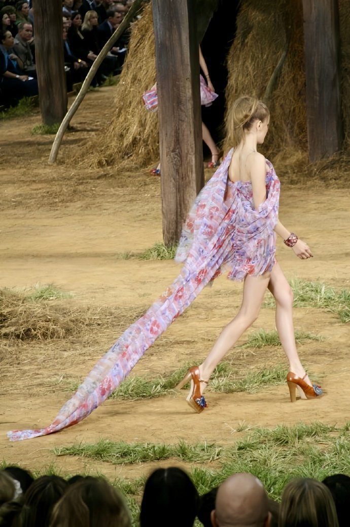 CHANEL S/S 2010 | 有一种自由而肆意的浪漫 