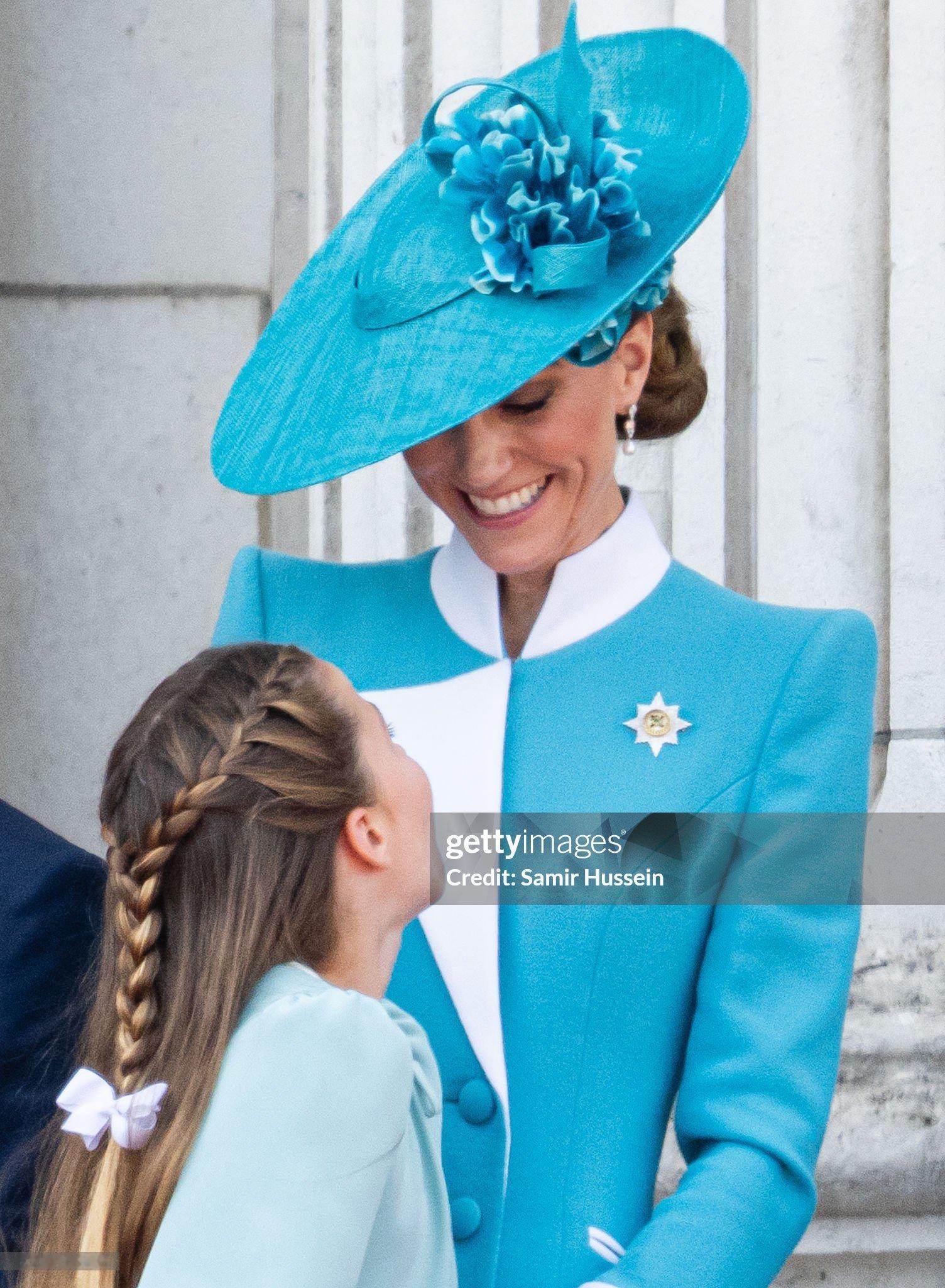 katemiddleton[超话] 百看不厌[抱一抱]，白金汉宫阳台上的母女俩~