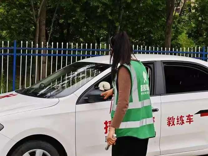现在的00后不光要整顿职场，还要整顿驾校啊！

大侄女寒假备战科目二，练车的时候