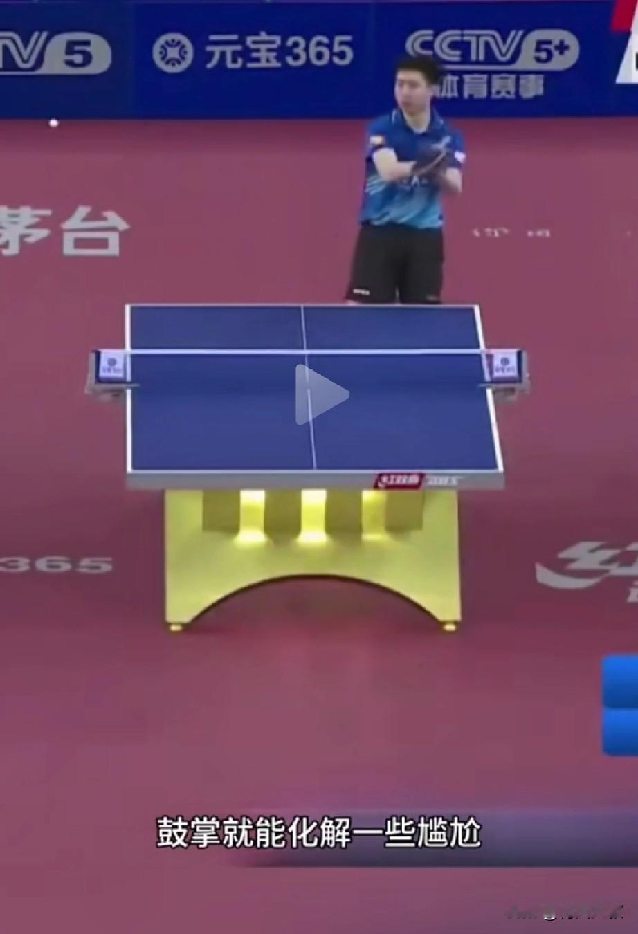 终于明白，
方博被樊振东打的那么惨，
还在那里鼓掌，
他直播时自己说了原因！
