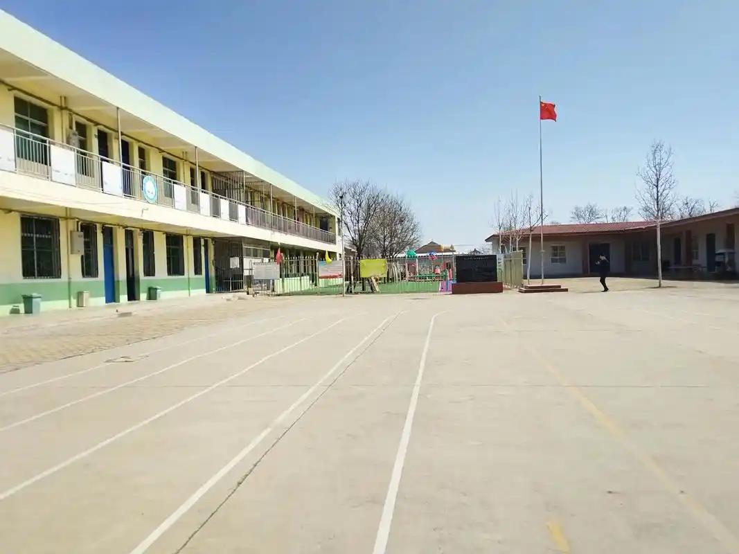 我出生在阜新市彰武县某个乡村，40年前，村子里有个“教学点”，每年就十来个学生。