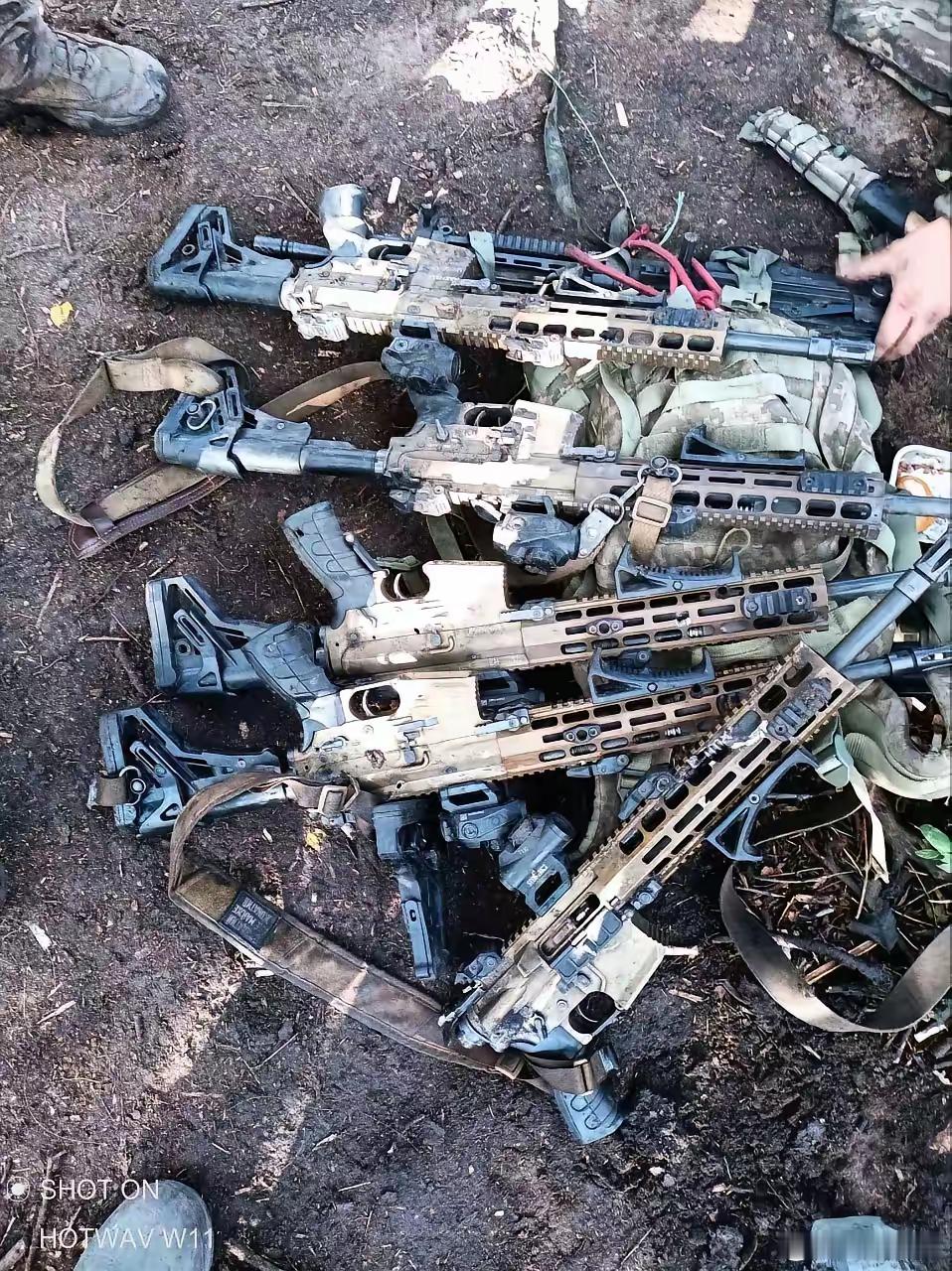 这是俄乌战场上俄军缴获的乌克兰士兵使用的枪支，有人说这些枪是被白磷弹给烧毁的，属