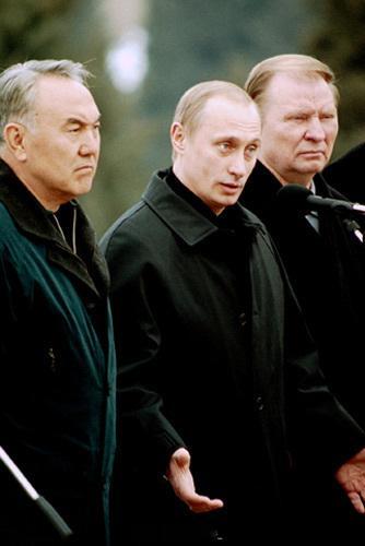 2002年～你能想到他这个时候已经50岁了，看着最多也就30岁的样子。 