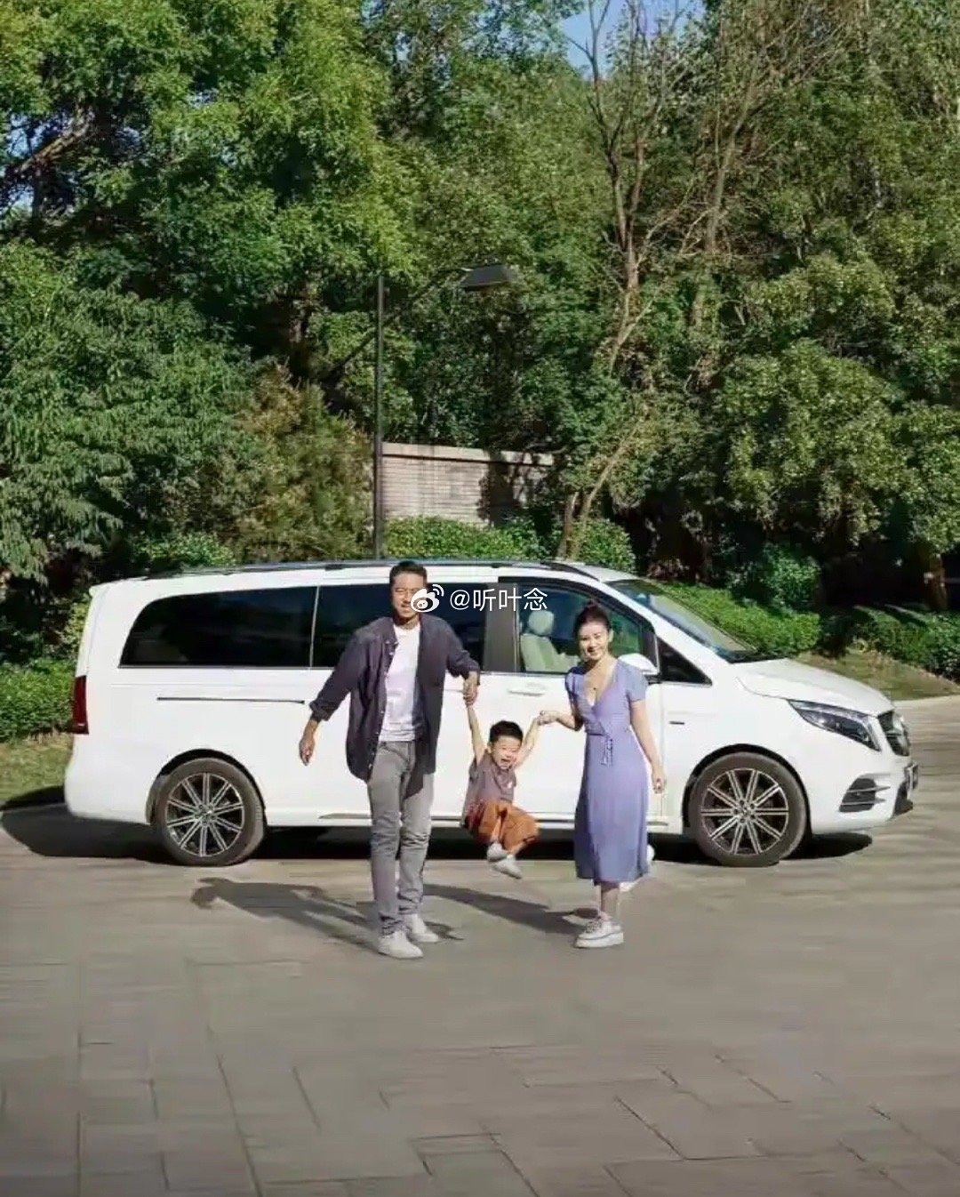 王雷和李小萌这种三四线得演员，这种生活靠什么支撑呢？ 