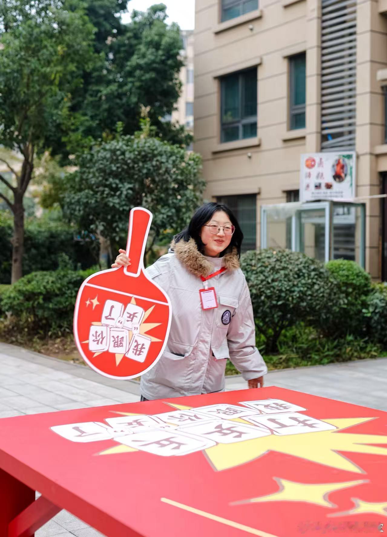 重庆麻将比赛聚集了多少川渝神人 楼下支棱麻将桌市集氛围感拉满，敷膜摸牌、边剥毛豆