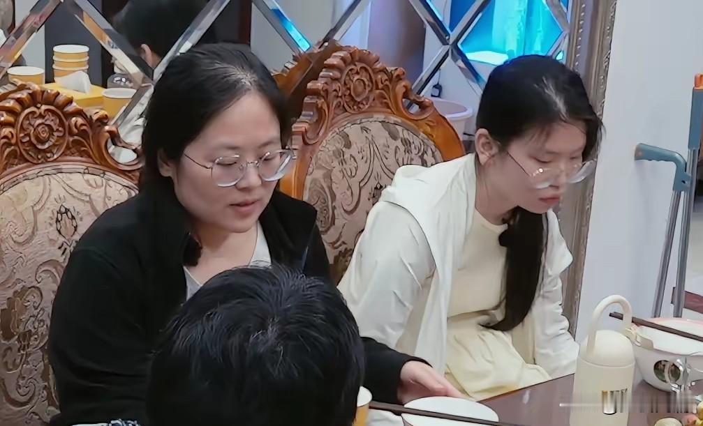 这样的妈妈真的令人扫兴！
明明是邀请了一帮朋友来家里给女儿过18岁的生日，可是妈