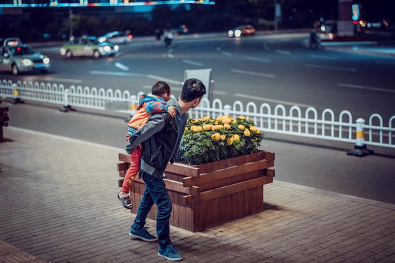 最近看到一则超暖心的事儿。安徽阜阳一位85后失业奶爸开网店，收到一个退货包裹，里