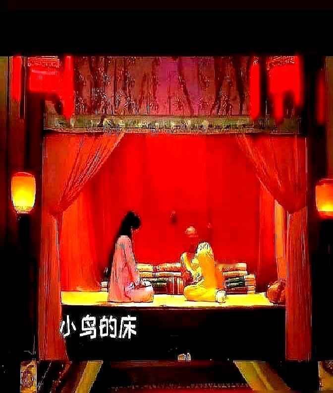 一个月被翻牌27次，这泼天的恩宠，竟是后宫最残忍的公开处刑。
 
那张床空得像个