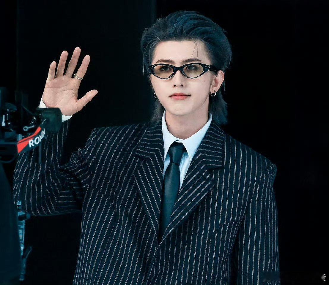 蔡徐坤在权威上没有瓶颈 顶奢代言+工装造型双杀！184cm身高搭配小头宽肩，肌肉